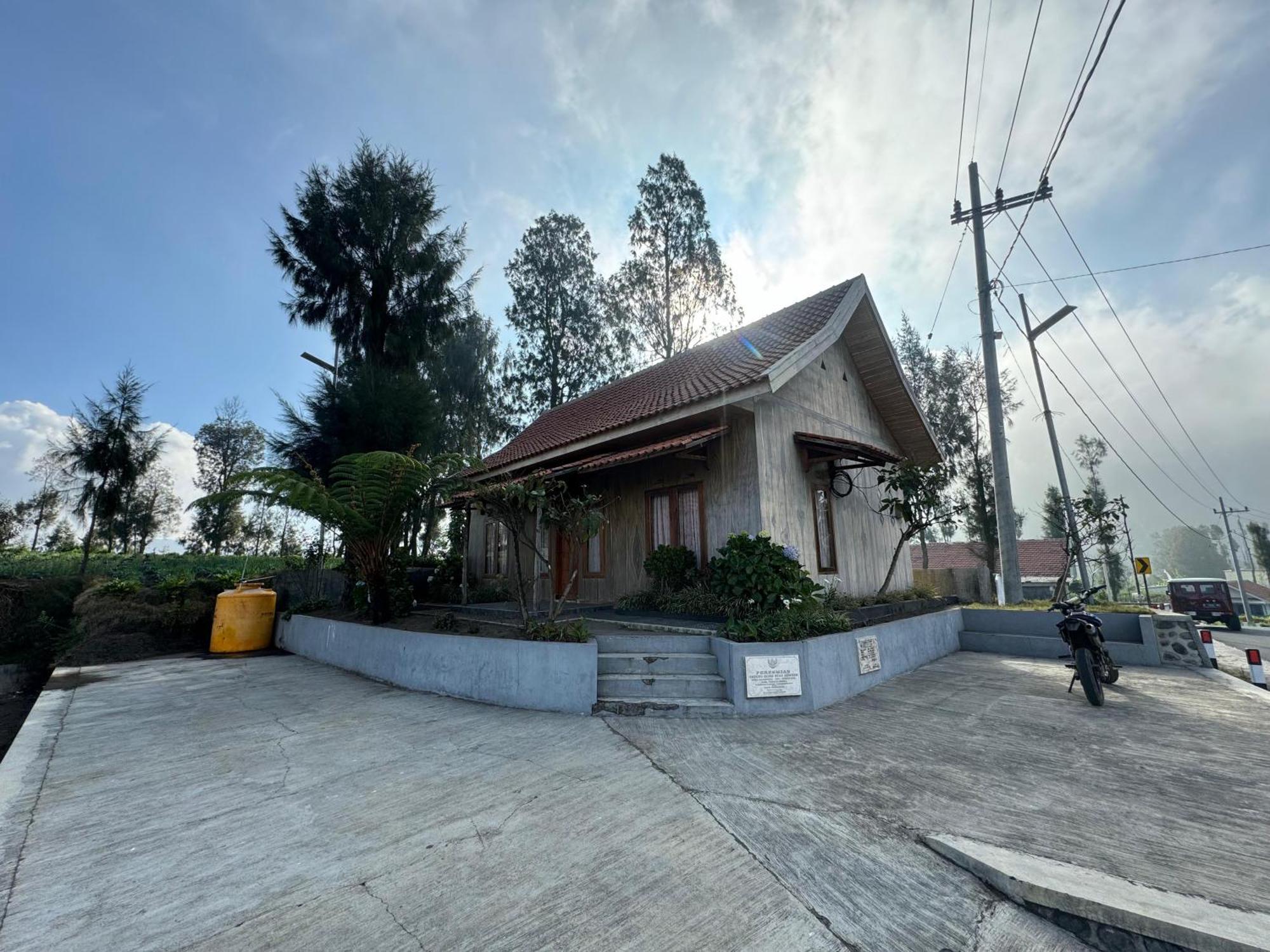Bromo Edelweis Guest House Probolinggo Exterior photo